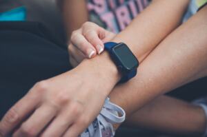 how to change time on smartwatch