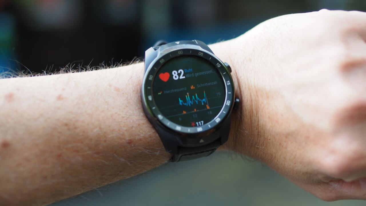 how does a smartwatch work