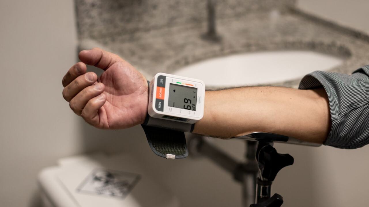 smartwatch that measures blood pressure