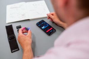 how do smartwatches measure heart rate